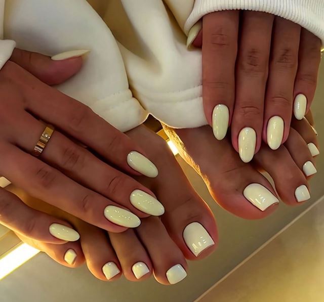 Unhas amarelas decoradas com estilo moderno.