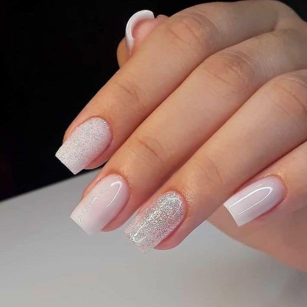 Unhas brancas elegantes decoradas com detalhes modernos.