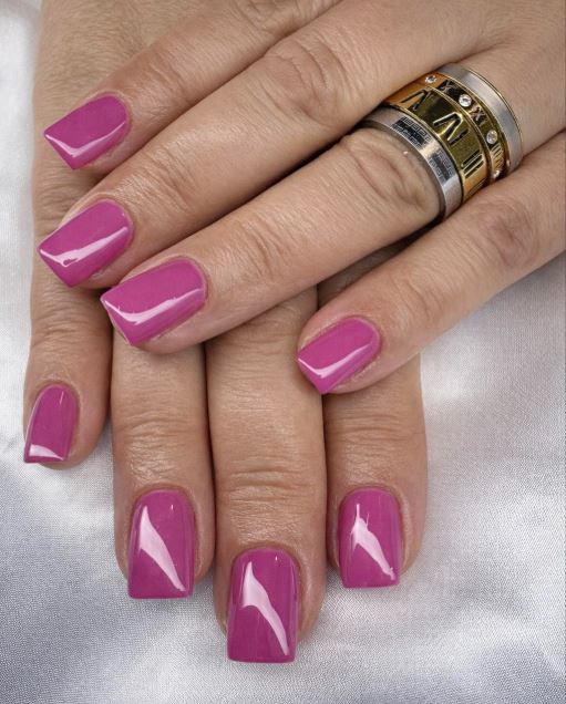 Unhas cor de rosa delicadas e elegantes.