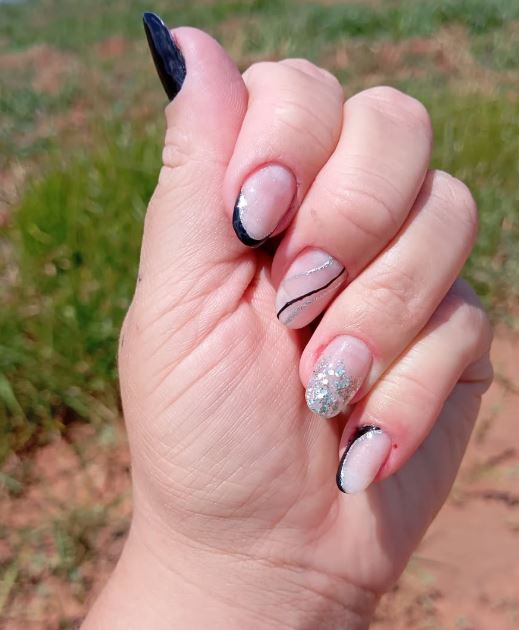 Unhas pretas decoradas elegantes com acabamento sofisticado