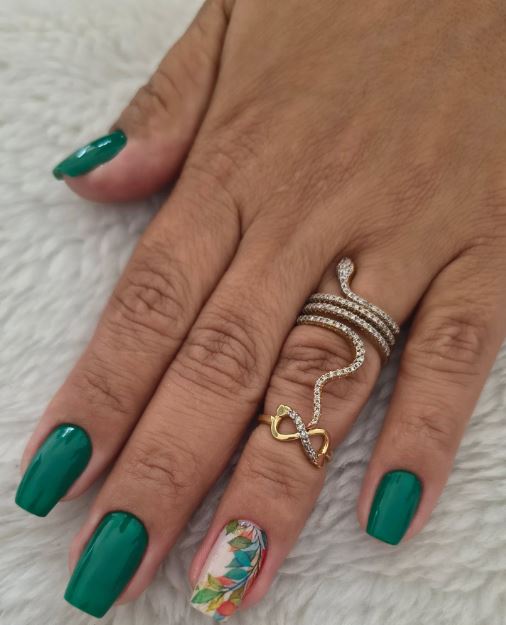 Unhas verdes decoradas elegantes com acabamento brilhante