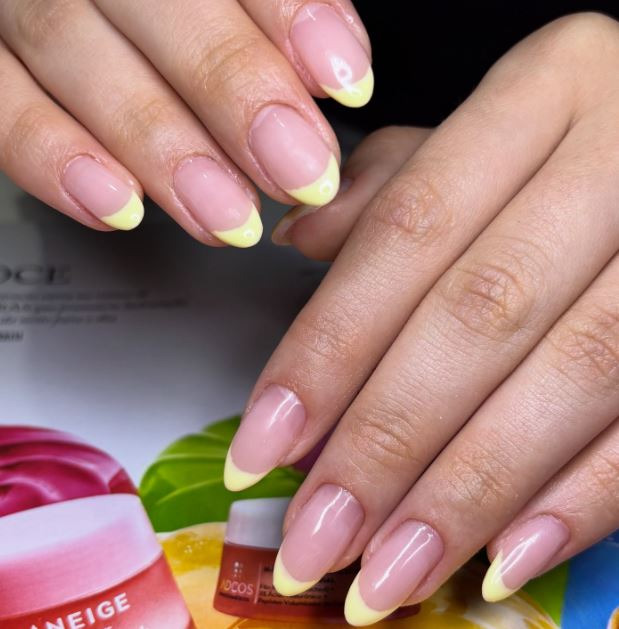 Unhas amarelas com glitter dourado elegante