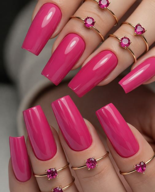 Unhas decoradas rosa com detalhes minimalistas.