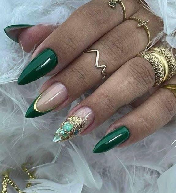 Unhas verdes bonitas com decoração minimalista delicada