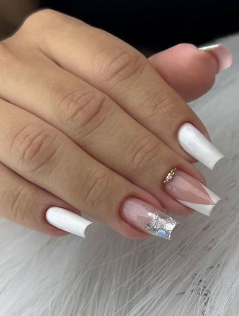 Unhas brancas elegantes para ocasiões especiais.