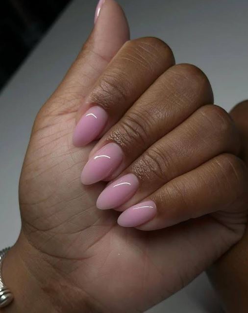 Unhas cor de rosa elegantes para ocasiões especiais.