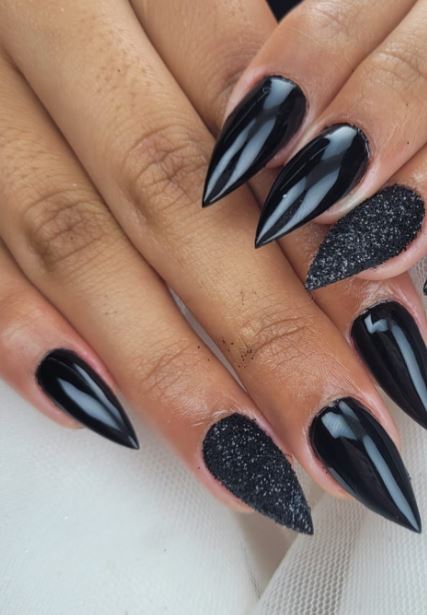 Inspiração de unhas pretas elegantes para festas
