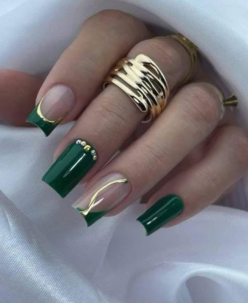 Unhas verdes com folhas decorativas estilo natural elegante