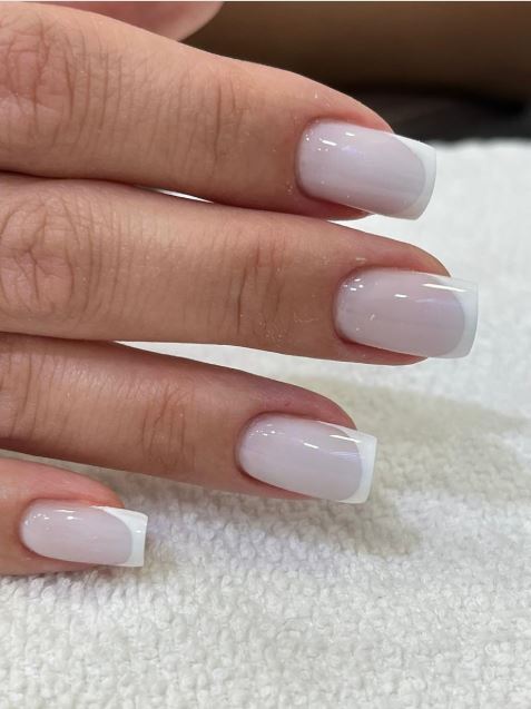 Fotos de unhas brancas simples e bonitas.