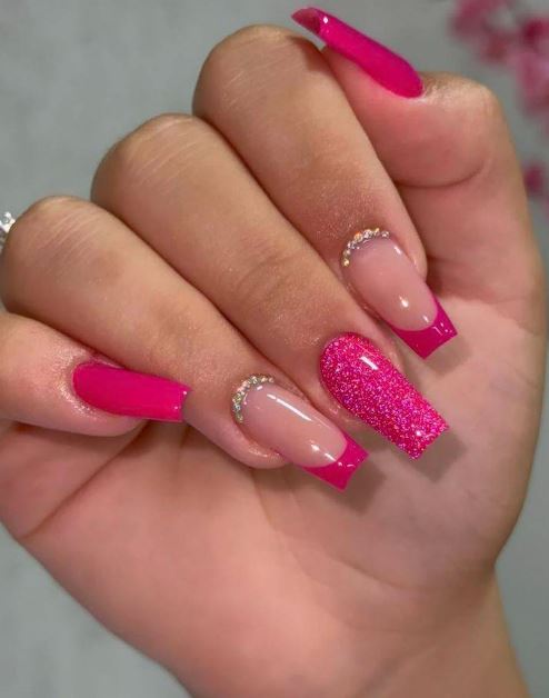 Unhas rosa bebê delicadas e sofisticadas.