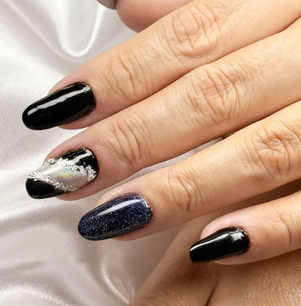 Unhas pretas com efeito degradê sofisticado