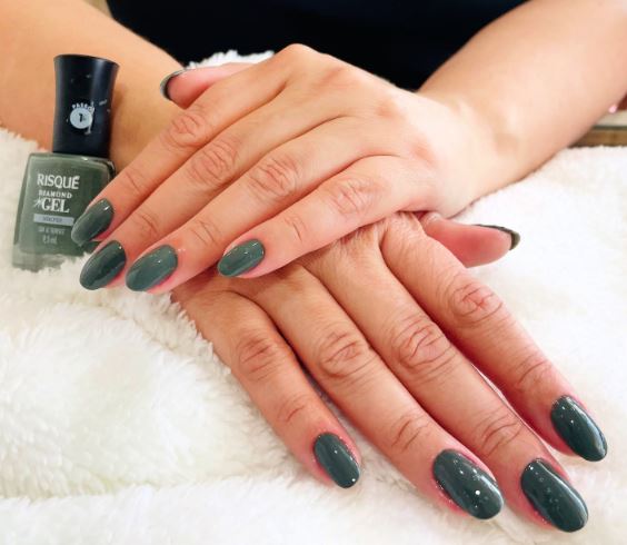 Unhas verdes pastel delicadas com acabamento fosco