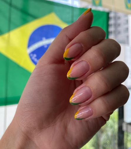 Unhas amarelas com desenhos criativos e modernos.