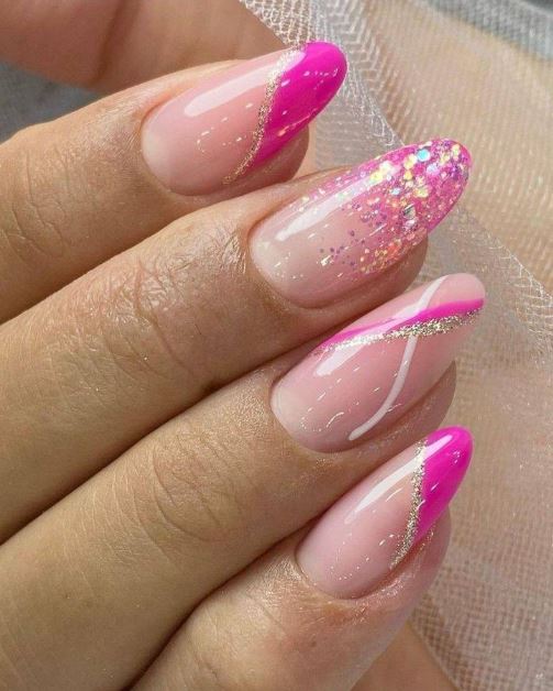 Unhas cor de rosa com nail art criativa.