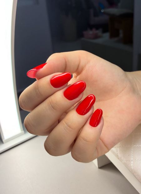 Unhas vermelhas foscas sofisticadas.