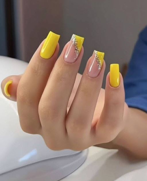 Inspiração de unhas amarelas com pedrarias.