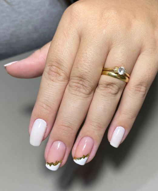 Unhas brancas com glitter e brilho sofisticado.