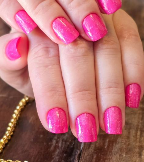 Unhas decoradas rosa com pedrarias luxuosas.