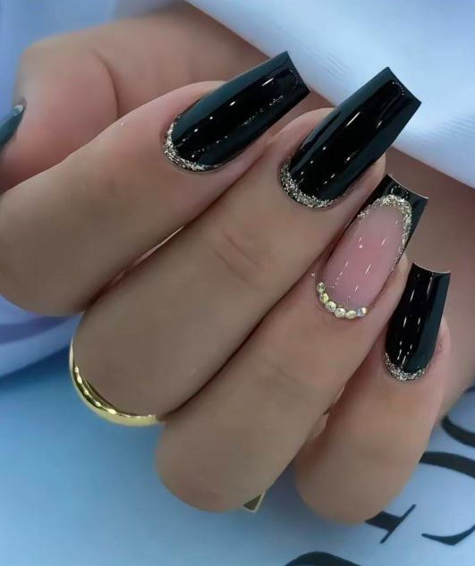 Unhas pretas curtas simples e bonitas