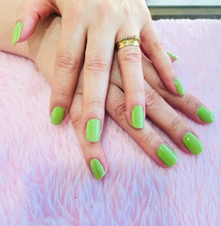 Unhas verdes decoradas com efeito degradê moderno