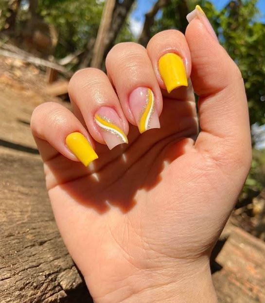 Unhas amarelas fortes e bem cuidadas.