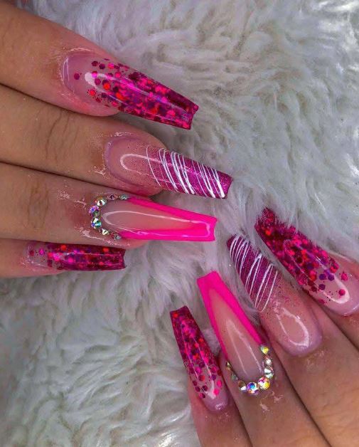Unhas rosa com efeito degradê moderno.
