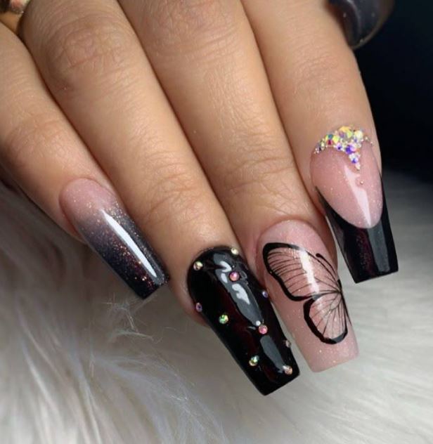 Unhas pretas com detalhes em dourado luxuoso
