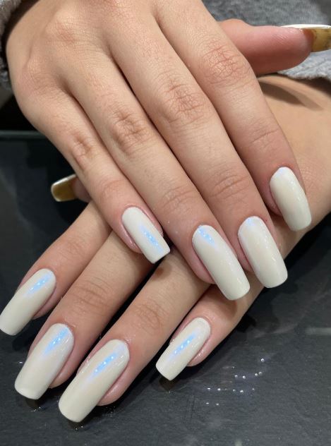 Unhas brancas simples com acabamento perfeito.