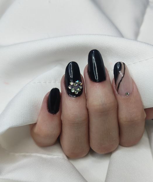 Unhas pretas com glitter prata delicado