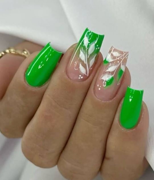 Unhas verdes sofisticadas com detalhes em dourado