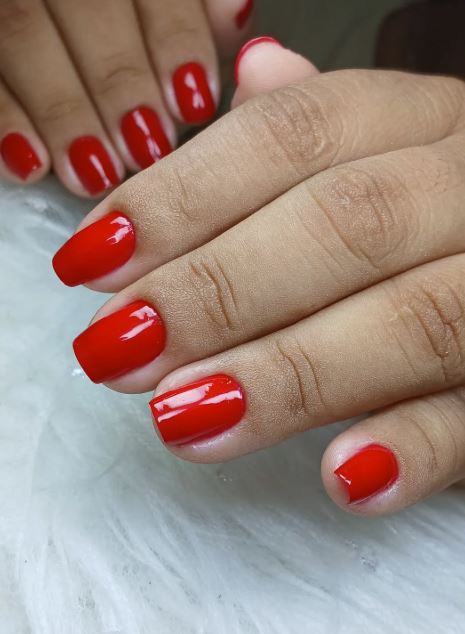 Unhas vermelhas estilo clássico.