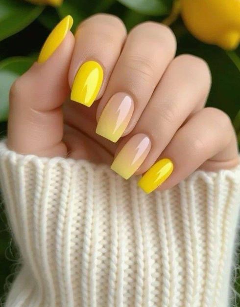 Unhas amarelas para unhas longas e elegantes.