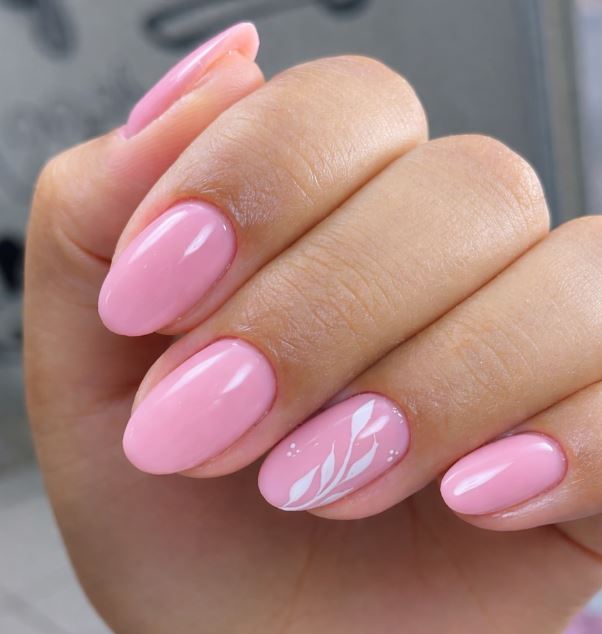 Unhas rosa claro com estilo angelical.
