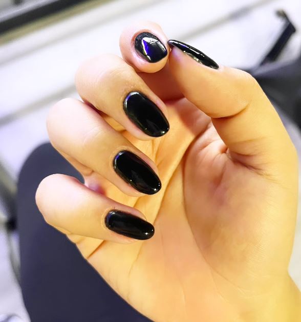 Unhas pretas minimalistas modernas e elegantes