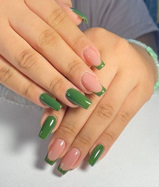 Unhas verdes curtas delicadas com estilo moderno