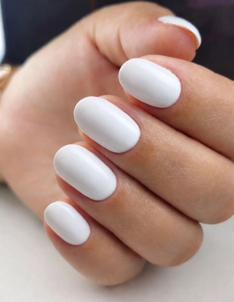 Inspiração de unhas brancas decoradas minimalistas.