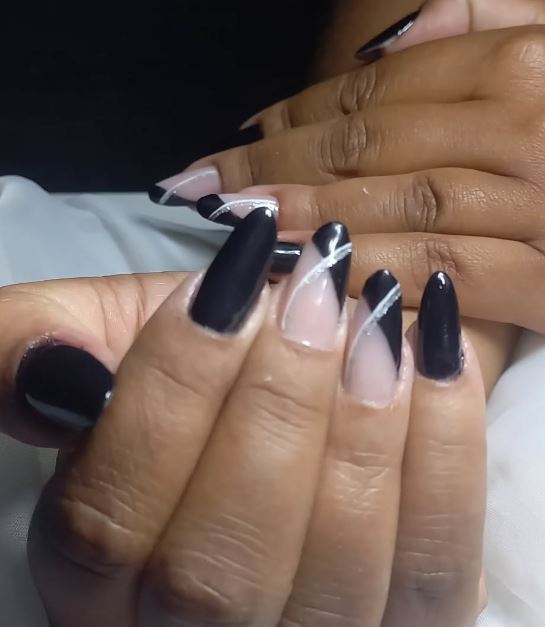 Unhas pretas decoradas com linhas geométricas