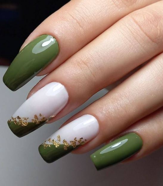 Unhas verdes longas elegantes com acabamento brilhante