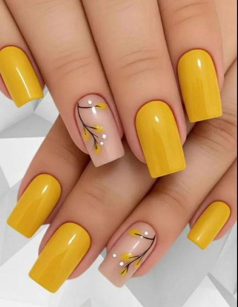 Tendências atuais de unhas amarelas decoradas.