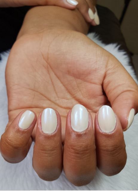 Unhas brancas elegantes com toque de luxo.