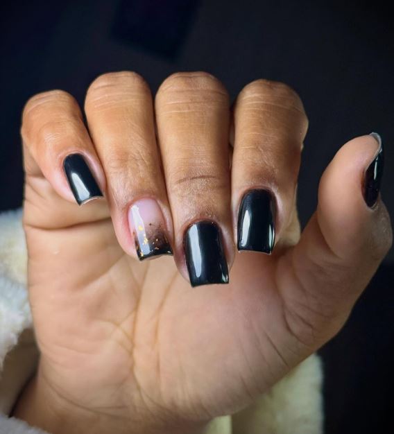 Unhas pretas com acabamento espelhado moderno