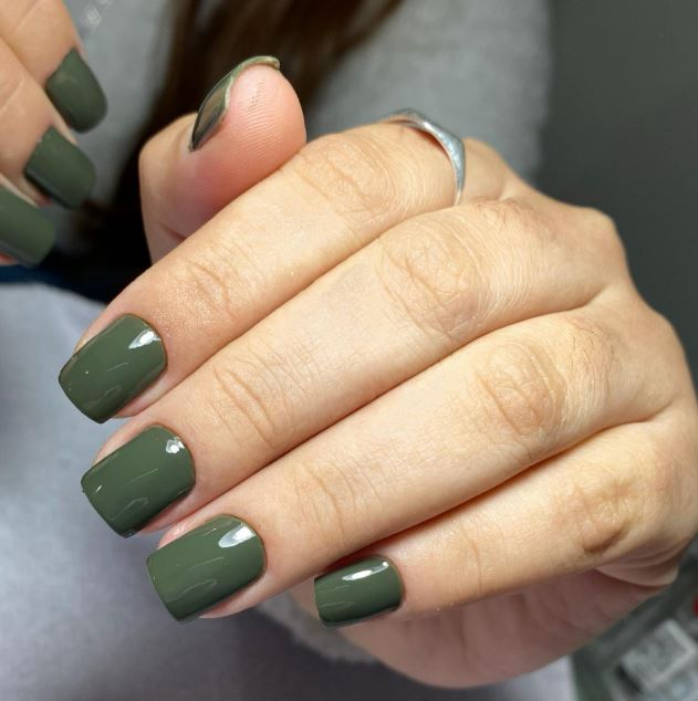 Unhas verdes com nail art floral delicada e bonita