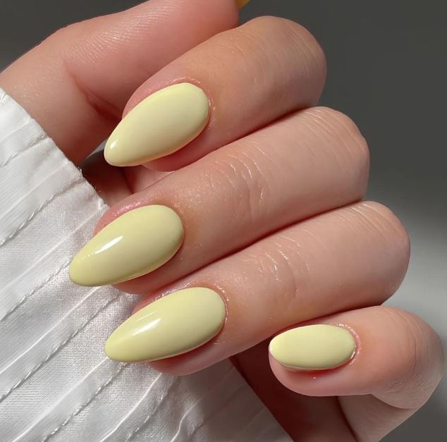 Ideias criativas de unhas amarelas para se inspirar.