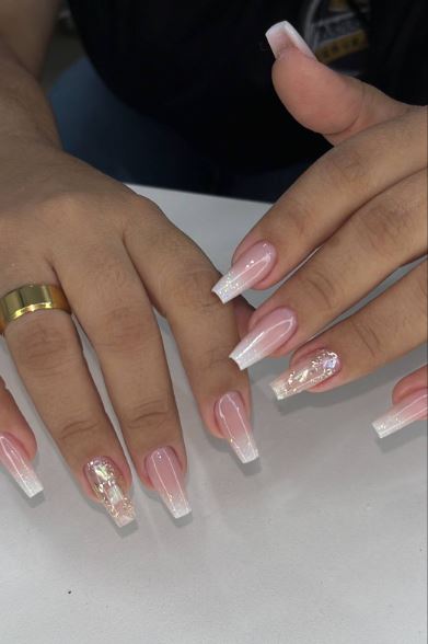 Unhas brancas simples e delicadas para o dia a dia.