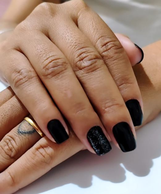 Ideias de unhas pretas lindas e modernas para inspiração
