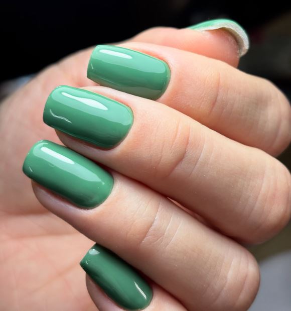 Unhas verdes delicadas para o dia a dia estilo minimalista