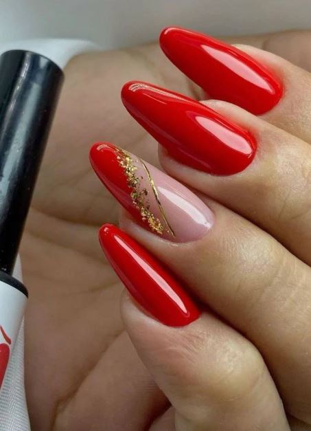 Unhas vermelhas decoradas modernas e sofisticadas.