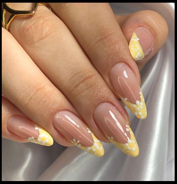 Unhas amarelas com combinação de cores vibrantes.