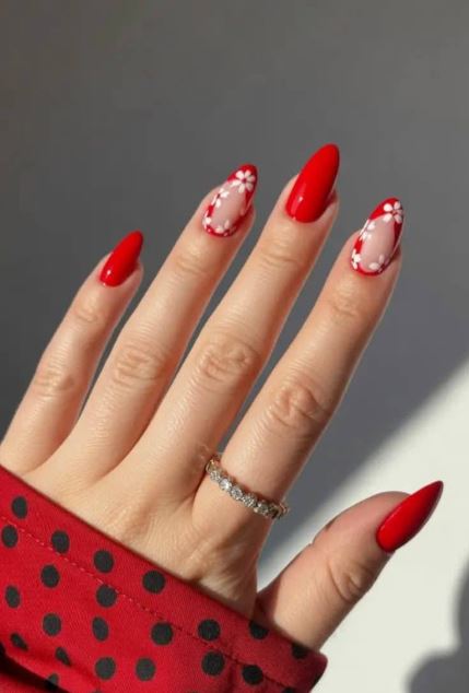 Unhas vermelhas com acabamento perfeito.