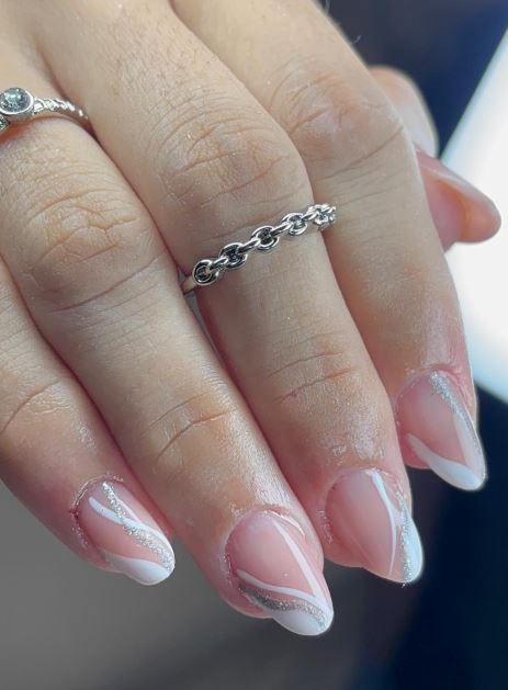 Fotos de unhas brancas elegantes e sofisticadas.